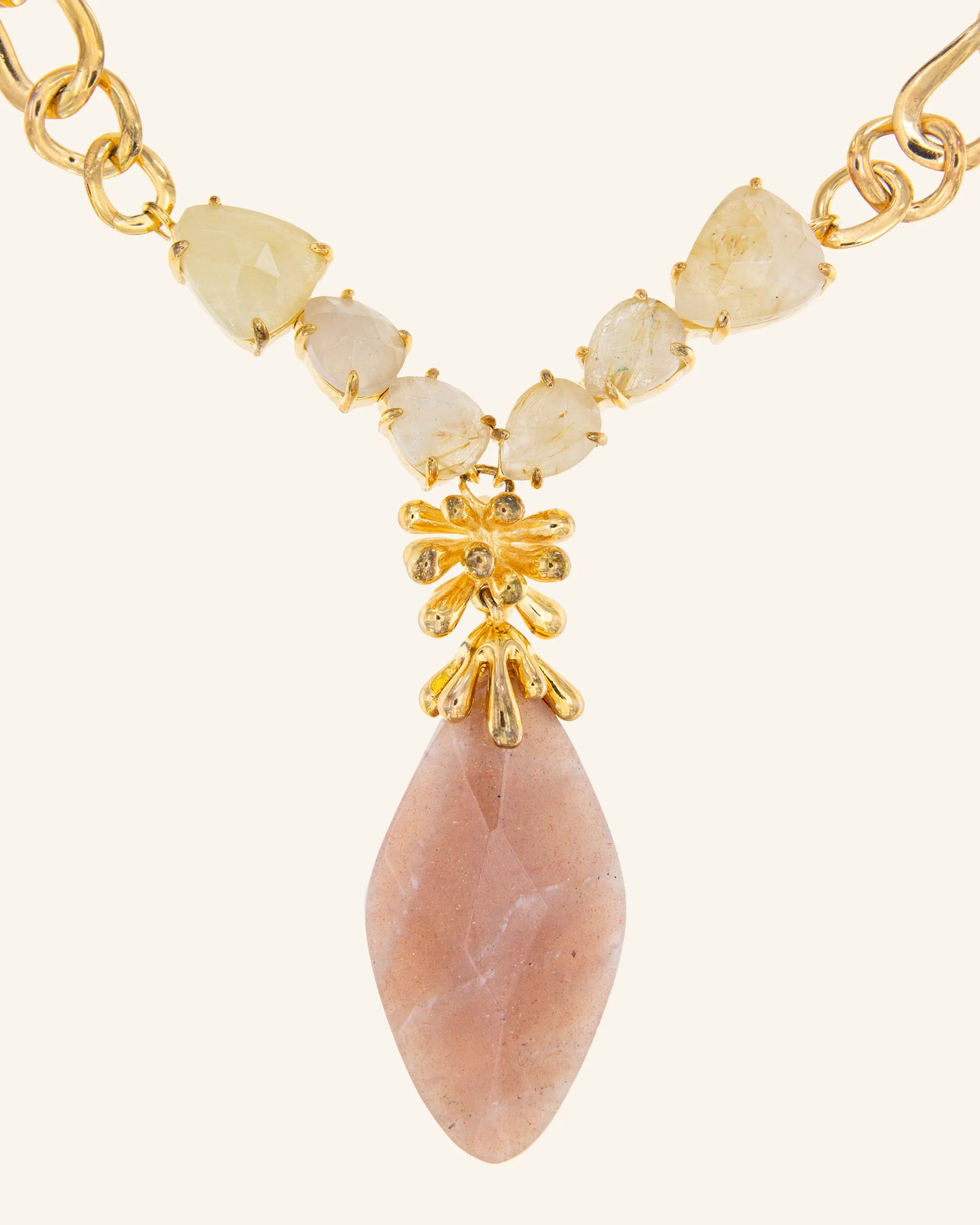 Collar Laamu con piedra de luna rosa y cuarzo rutilado