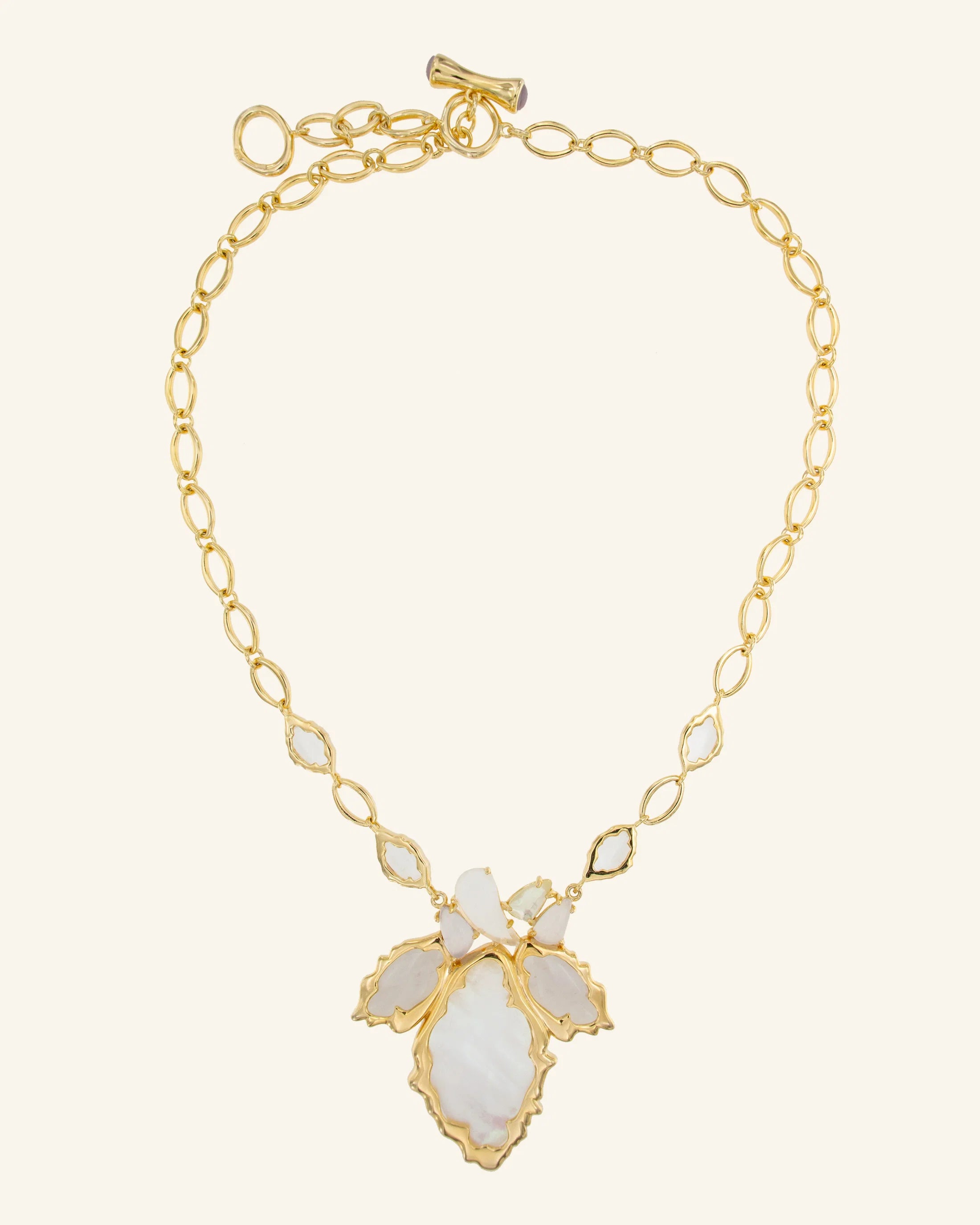 Collar Borneo con madreperla blanca y cuarzo